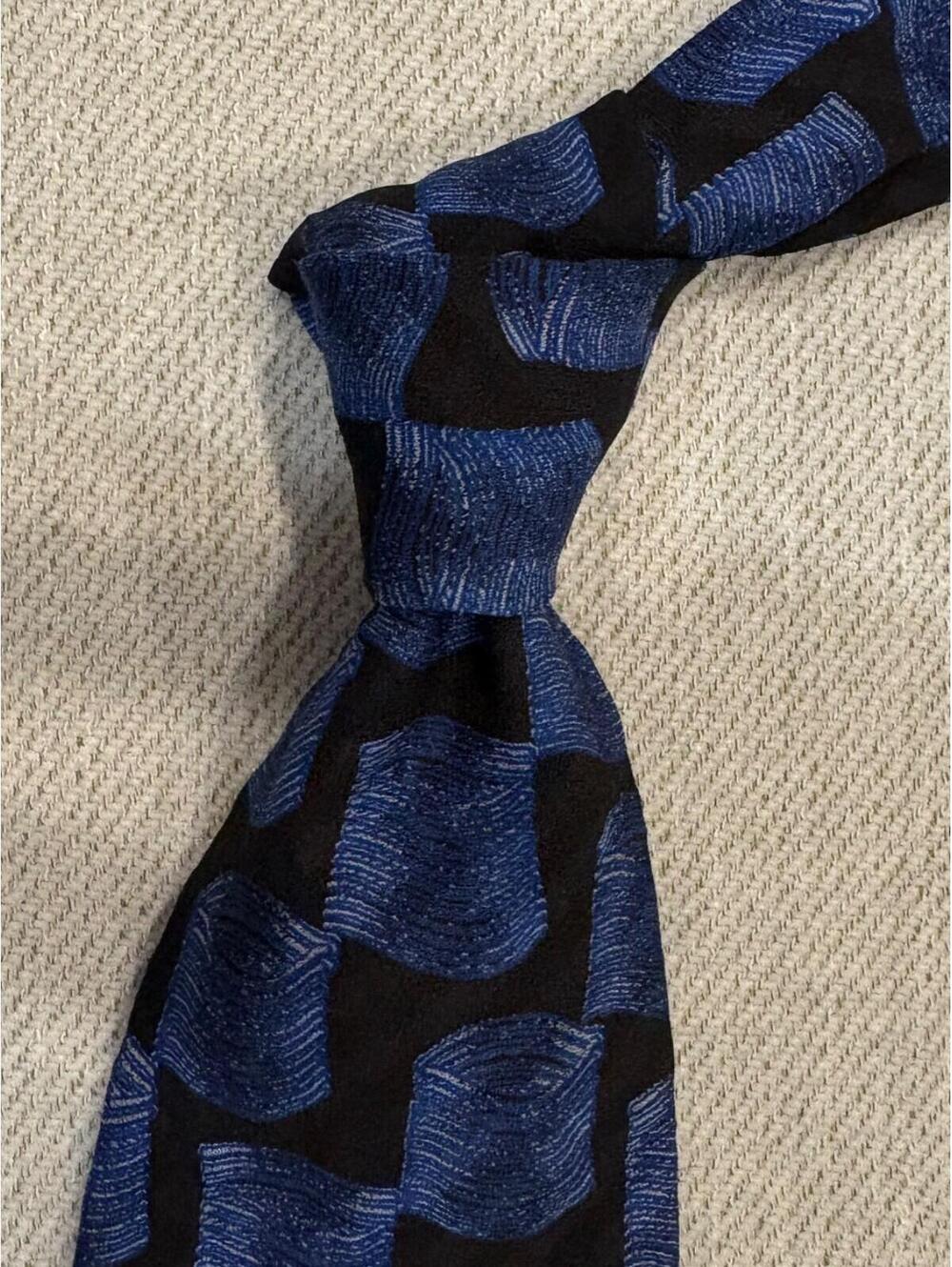 Hugo Boss Men's Silk Tie Geometric Grid Pattern Blue Black Made in Italy Luxury